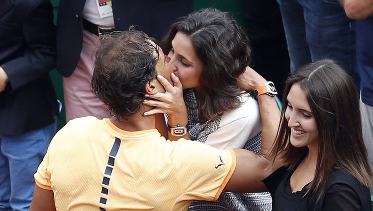 Rafa Nadal besando a su novia Xisca Perelló tras ganar el Masters 1000 Montecarlo 2016