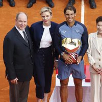 Los Príncipes Alberto y Charlene entregan a Rafa Nadal el trofeo del Masters 1000 Montecarlo 2016