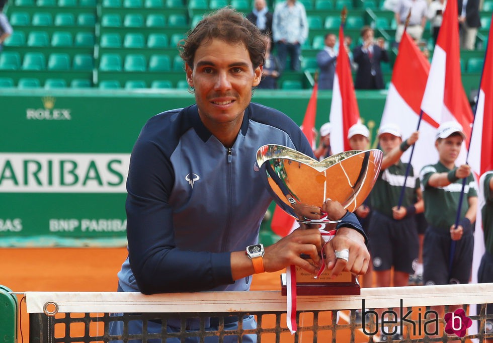 Rafa Nadal con el trofeo del Masters 1000 Montecarlo 2016