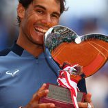 Rafa Nadal besando el trofeo del Masters 1000 Montecarlo 2016