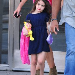 Suri Cruise sale a la calle maquillada a los 5 años