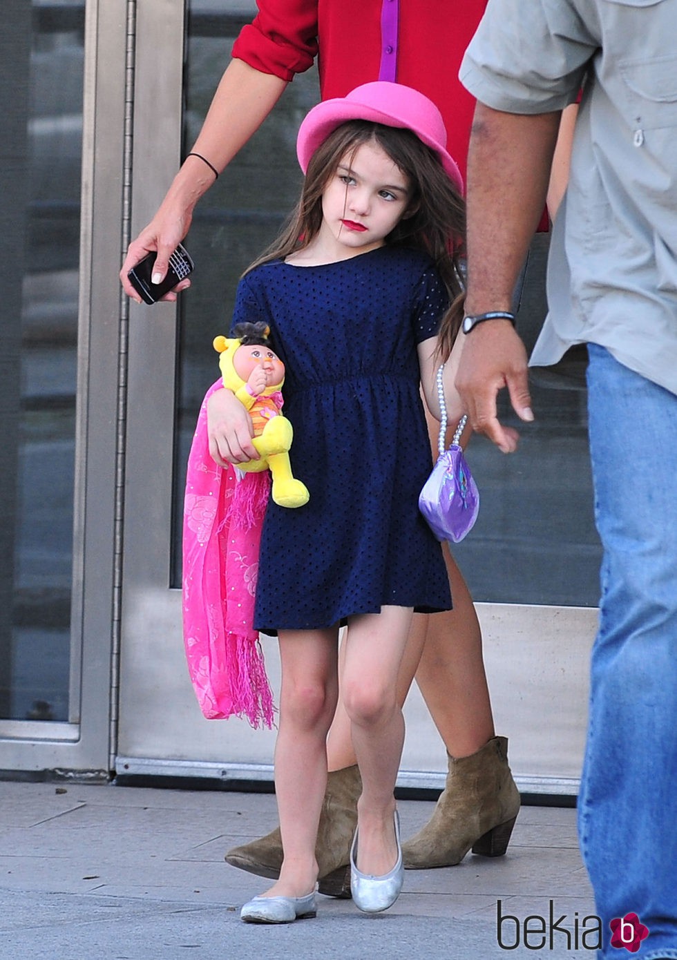 Suri Cruise sale a la calle maquillada a los 5 años