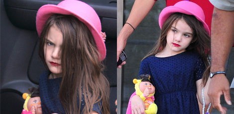 Suri Cruise sale a la calle maquillada a los 5 años