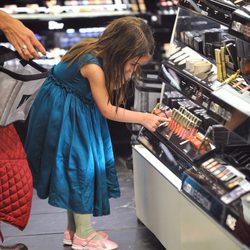 Suri Cruise en una tienda de maquillaje de Manhattan