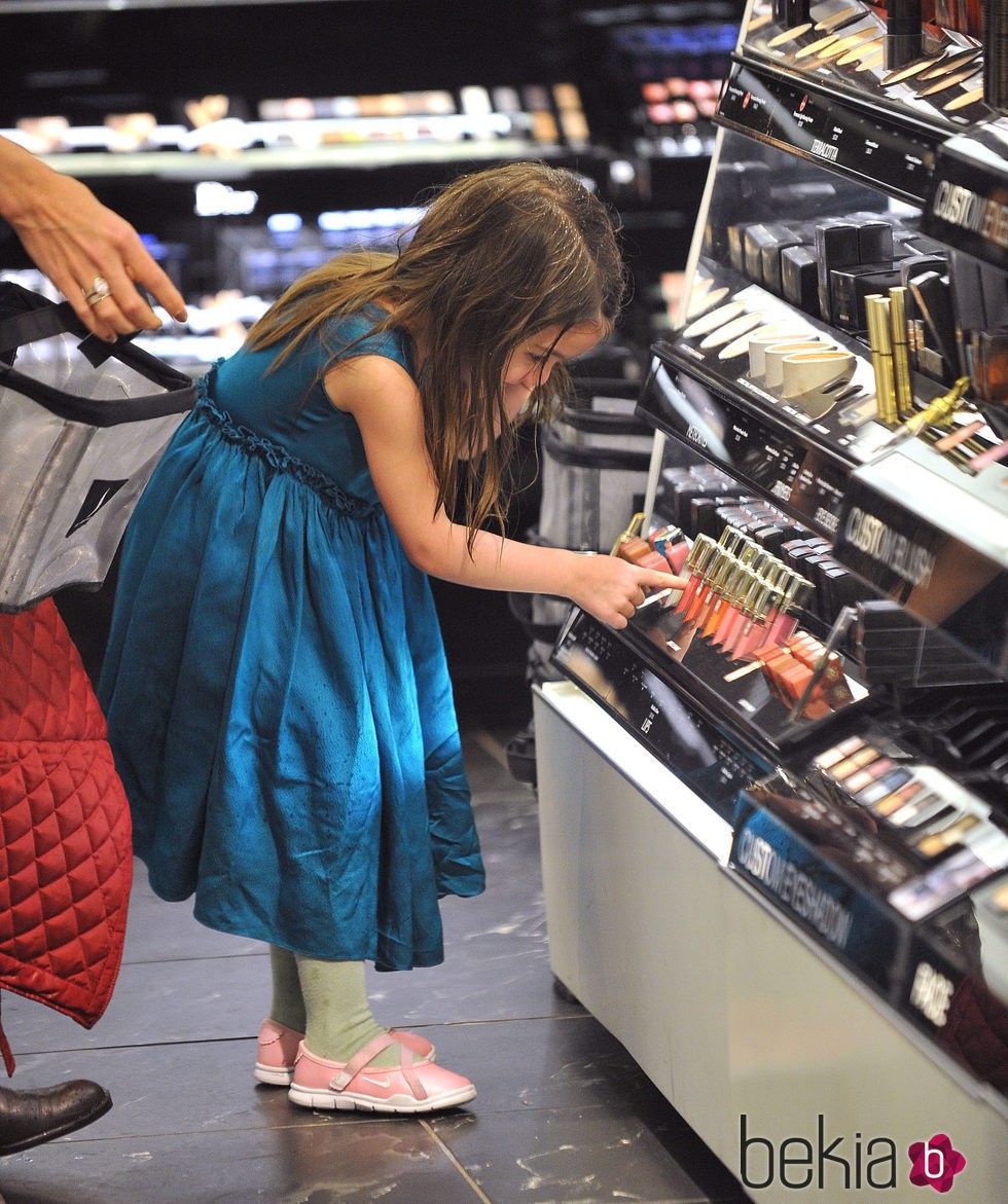 Suri Cruise en una tienda de maquillaje de Manhattan