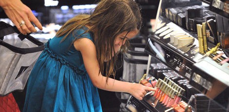 Suri Cruise en una tienda de maquillaje de Manhattan