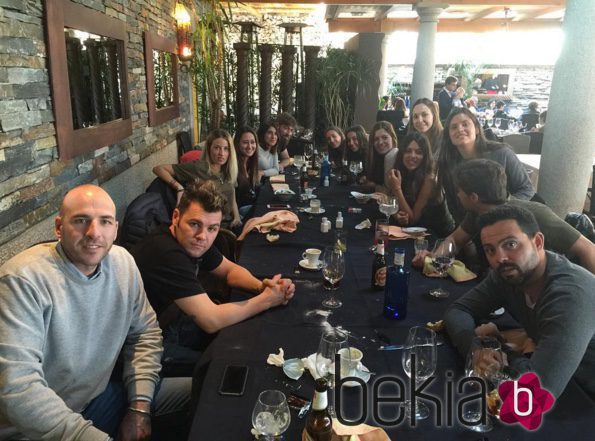  Laura Matamoros disfruta de una comida con Fonsi Nieto, Marta Castro, Julius Bienert y otros amigos