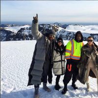 Kim y Kourtney Kardashian junto a Kanye West y un amigo de la familia en Islandia