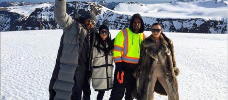 Kim y Kourtney Kardashian junto a Kanye West y un amigo de la familia en Islandia