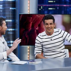 Mario Casas y Pablo Motos charlan en 'El Hormiguero'