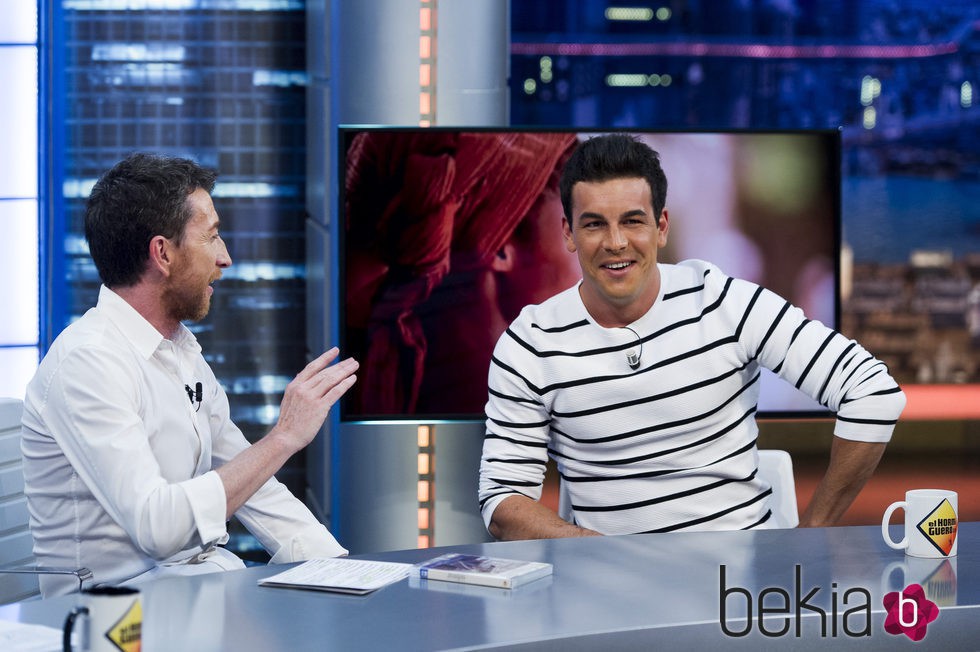 Mario Casas y Pablo Motos charlan en 'El Hormiguero'