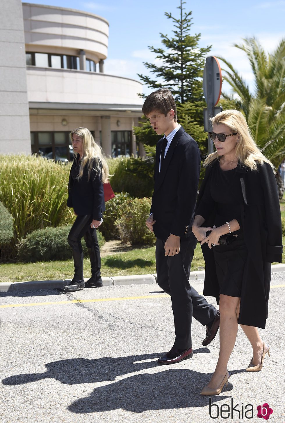 Patricia Rato y su hijo Juan en el funeral de su madre Felicidad Salazar Simpson