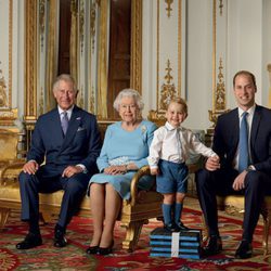 El Príncipe Carlos, la Reina Isabel, el Príncipe Jorge y el Príncipe Guillermo posan por el 90 cumpleaños de la Reina