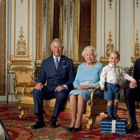 El Príncipe Carlos, la Reina Isabel, el Príncipe Jorge y el Príncipe Guillermo posan por el 90 cumpleaños de la Reina