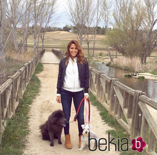 Rosanna Zanetti paseando a los perros de David Bisbal