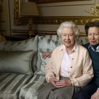 La Reina Isabel con su hija la Princesa Ana en una sesión por su 90 cumpleaños