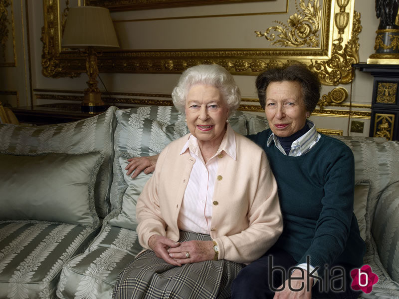 La Reina Isabel con su hija la Princesa Ana en una sesión por su 90 cumpleaños