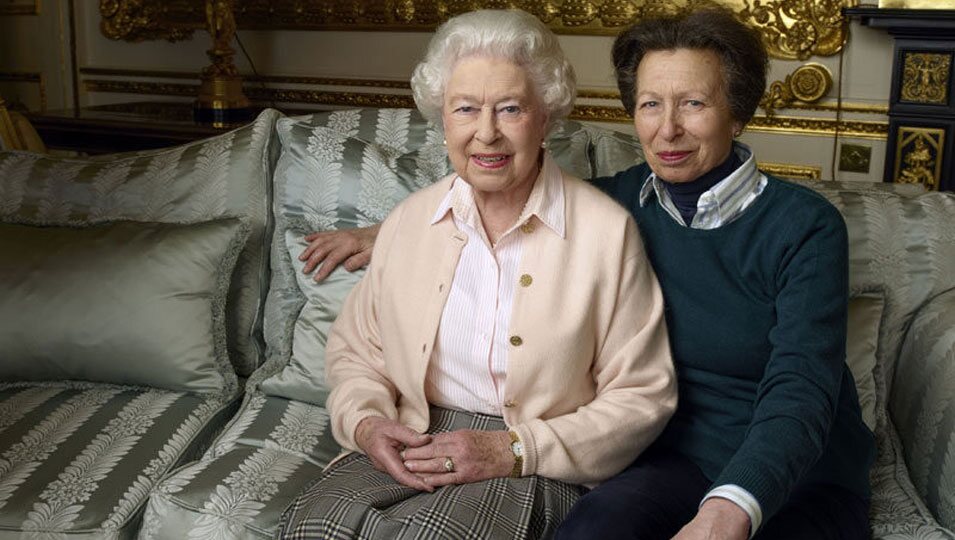 La Reina Isabel con su hija la Princesa Ana en una sesión por su 90 cumpleaños