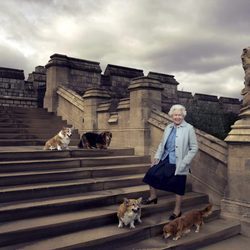 La Reina Isabel II con sus perros en su 90 cumpleaños