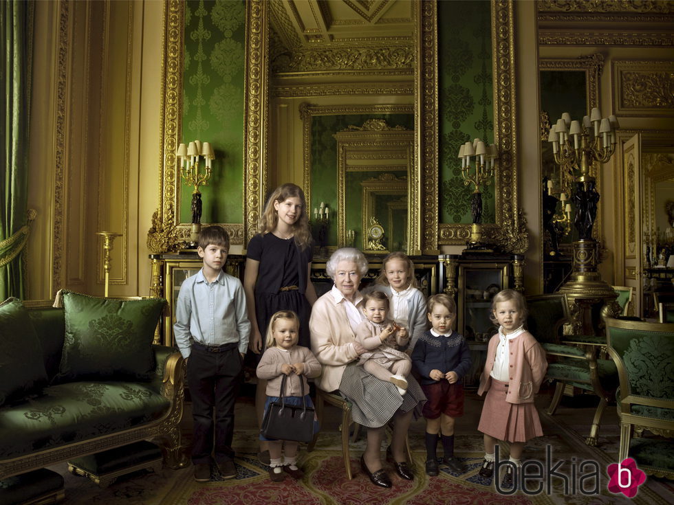 La Reina Isabel con sus nietos James y Louise y sus cinco bisnietos en su 90 cumpleaños