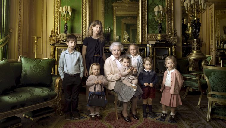 La Reina Isabel con sus nietos James y Louise y sus cinco bisnietos en su 90 cumpleaños