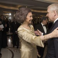 La Reina Sofía saluda al Duque de York en la gala por el centenario de la British-Spanish Society