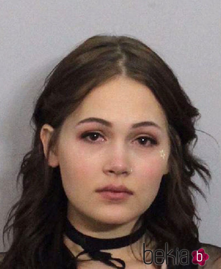 Kelli Berglund con los ojos llorosos en la foto policial tras ser detenida en Coachella 2016