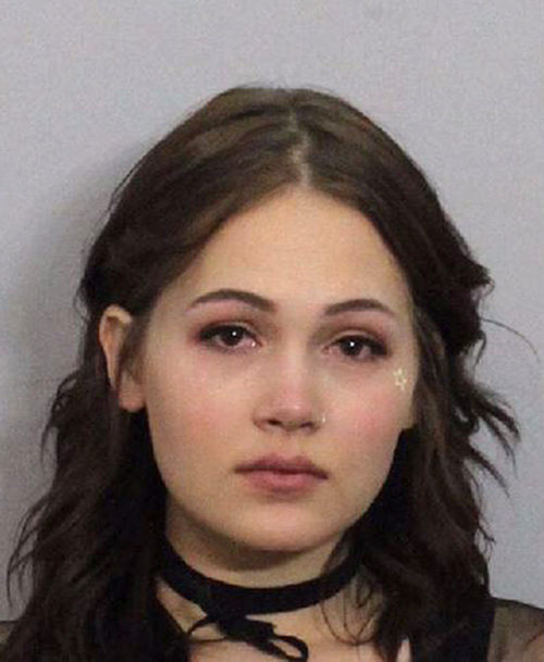 Kelli Berglund con los ojos llorosos en la foto policial tras ser detenida en Coachella 2016