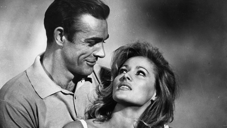 Sean Connery y Ursula Andress en 'James Bond: Dr. No'