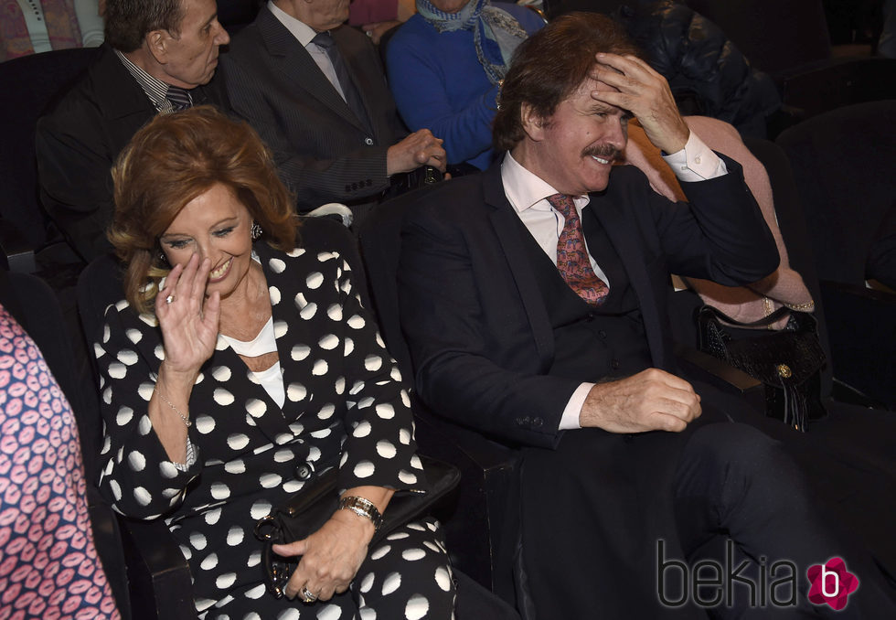 María Teresa Campos y Bigote Arrocet en la presentación del sello de Rocío Jurado