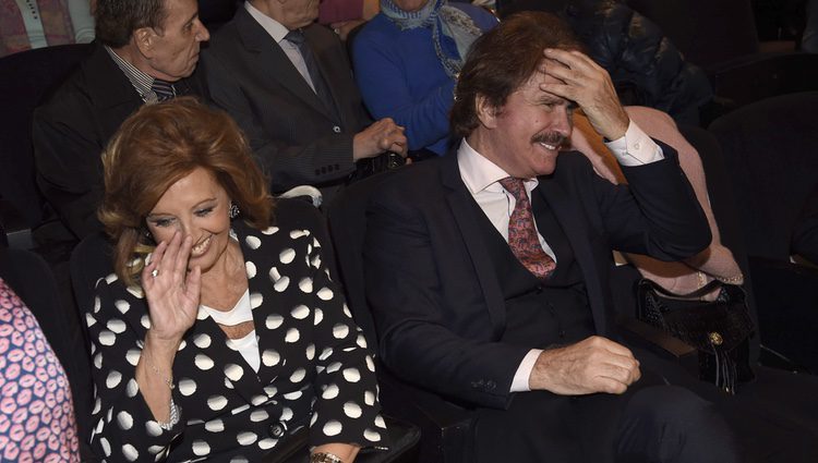 María Teresa Campos y Bigote Arrocet en la presentación del sello de Rocío Jurado