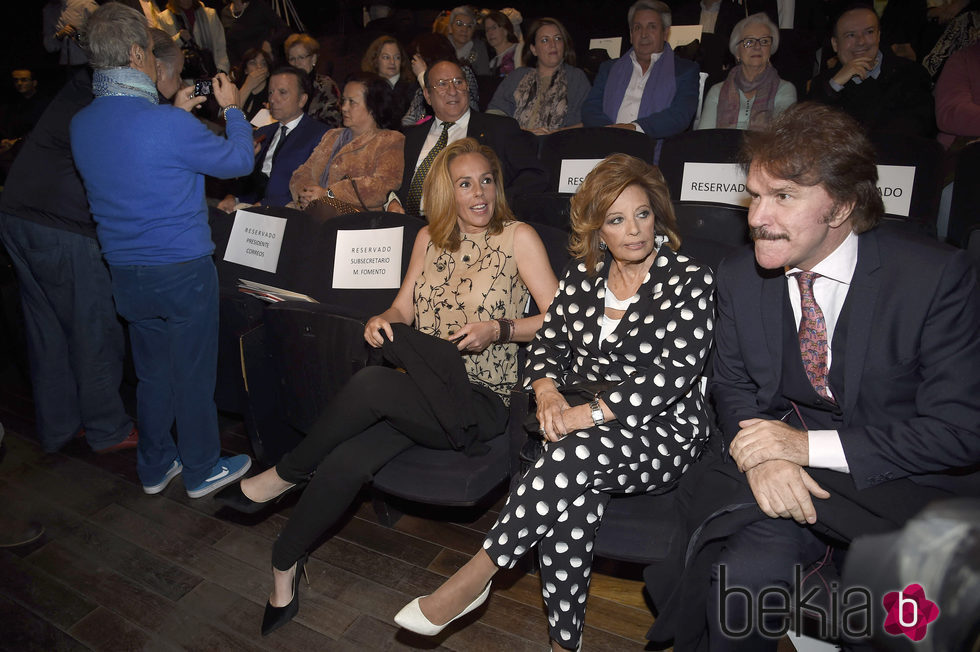 María Teresa Campos, Rocío Carrasco y Bigote Arrocet en la presentación del sello de Rocío Jurado