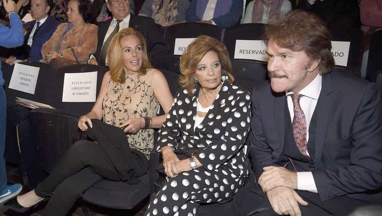 María Teresa Campos, Rocío Carrasco y Bigote Arrocet en la presentación del sello de Rocío Jurado