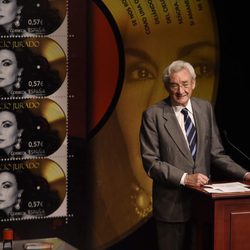 Luis del Olmo en la presentación del sello de Rocío Jurado