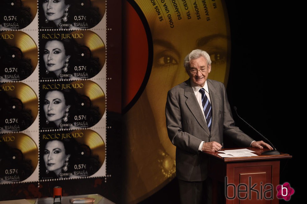 Luis del Olmo en la presentación del sello de Rocío Jurado