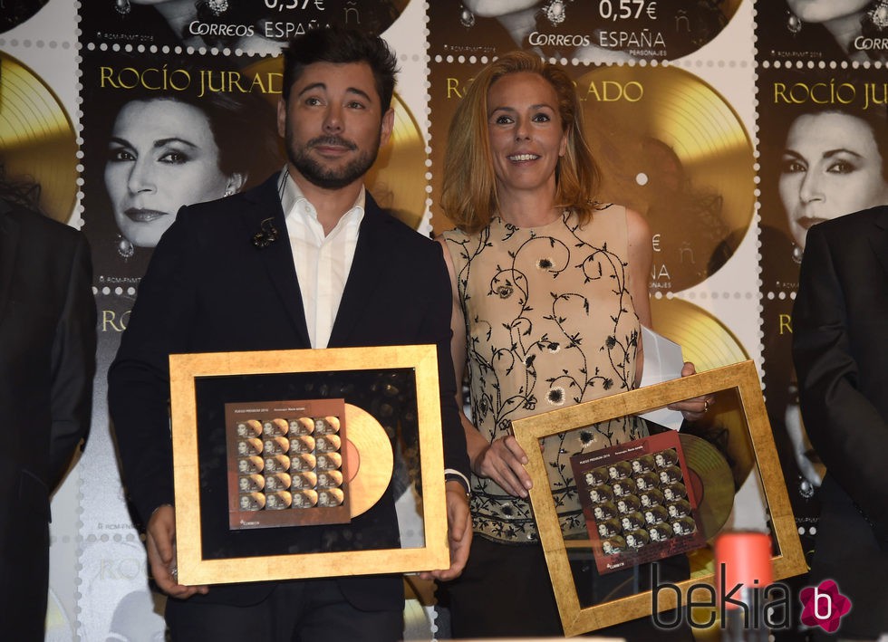 Miguel Poveda y Rocío Carrasco en la presentación del sello de Rocío Jurado