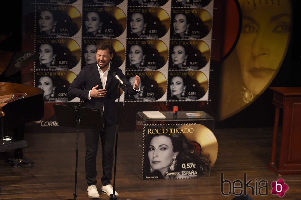 Miguel Poveda en la presentación del sello de Rocío Jurado