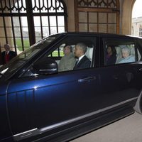 El Duque de Edimburgo lleva en coche a la Reina Isabel y a los Obama en el Castillo de Windsor