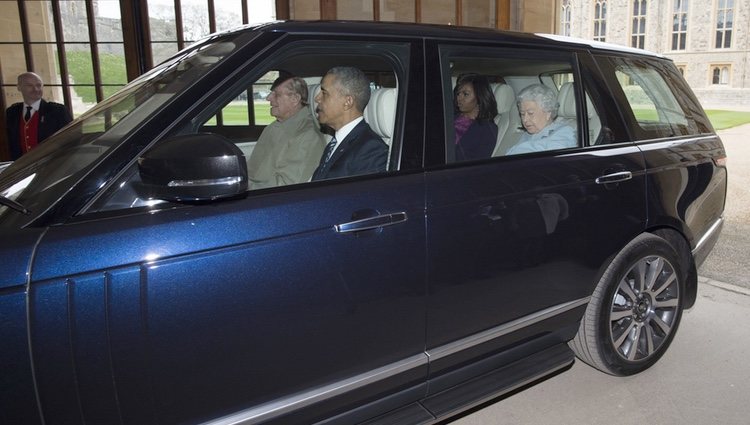 El Duque de Edimburgo lleva en coche a la Reina Isabel y a los Obama en el Castillo de Windsor