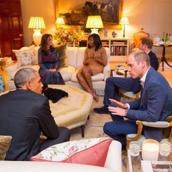 Los Obama charlando con los Duques de Cambridge y el Príncipe Harry en Kensington Palace