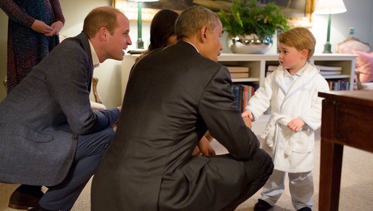 Barack y Michelle Obama conocen al Príncipe Jorge en Kensington Palace