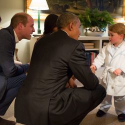 Barack y Michelle Obama conocen al Príncipe Jorge en Kensington Palace