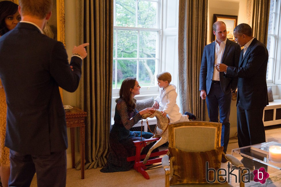 Los Duques de Cambridge, el Principe Jorge y el Príncipe Harry con los Obama en Kensington Palace