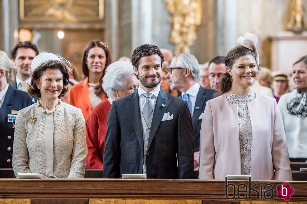 La Reina Silvia, Carlos Felipe y Victoria de Suecia en el Te Deum por el nacimiento de Alejandro de Suecia