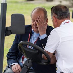 El Rey Juan Carlos, preocupado en el Circuito de Jerez de MotoGP