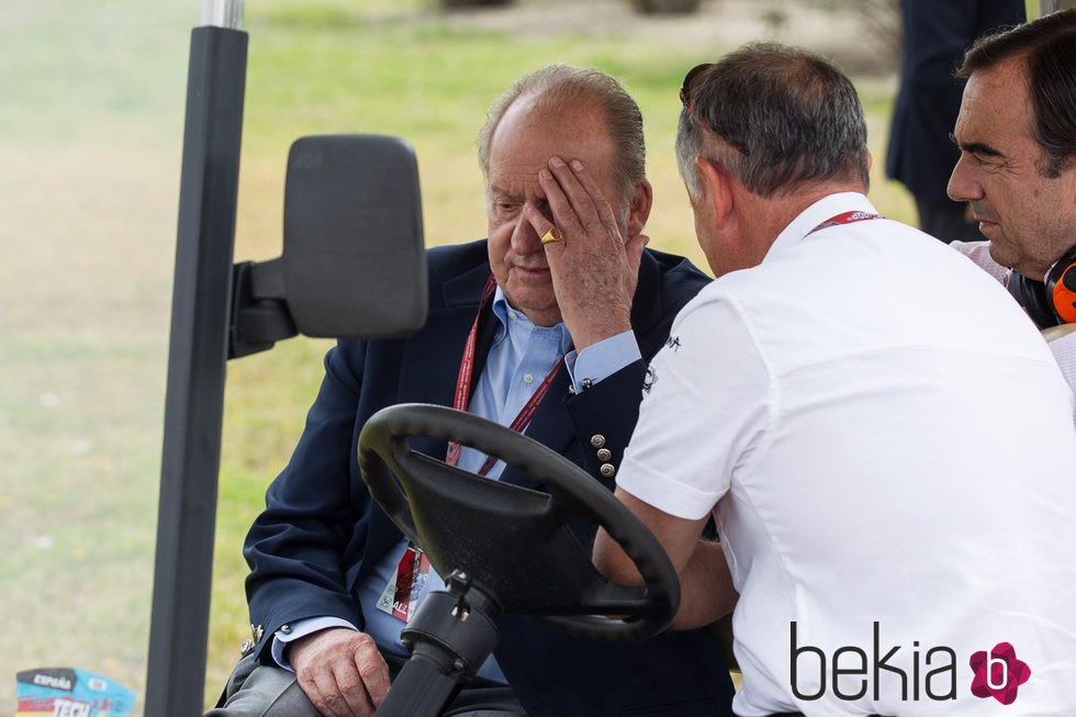 El Rey Juan Carlos, preocupado en el Circuito de Jerez de MotoGP