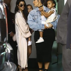 Kim Kardashian, North West, Kourtney Kardashian y Penelope Disick en Miami