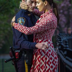 Irina Shayk seduce a un policía durante una sesión de fotos para Vogue en Nueva York