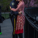 Irina Shayk junto a un policía durante una sesión de fotos para Vogue en Nueva York