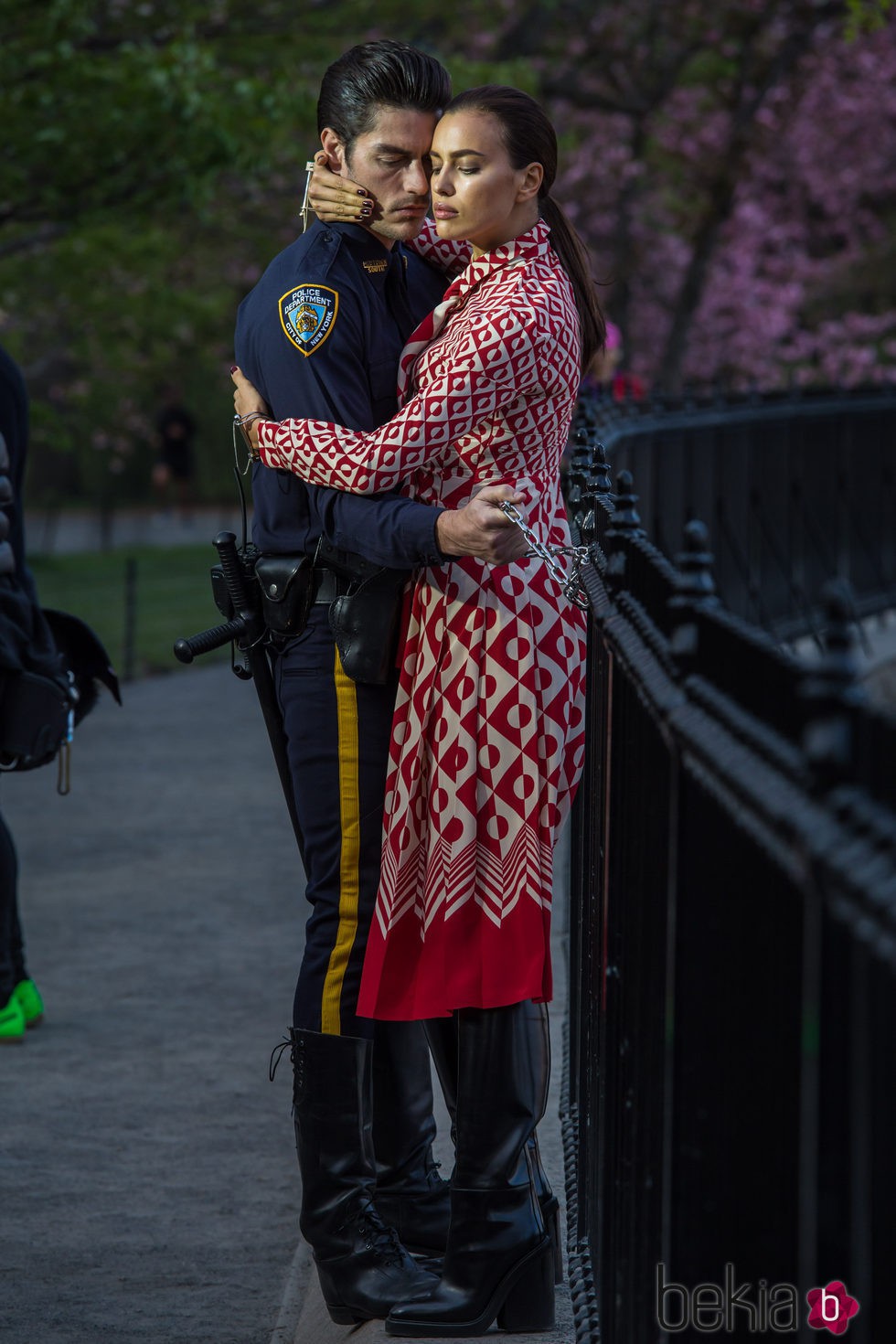 Irina Shayk junto a un policía durante una sesión de fotos para Vogue en Nueva York